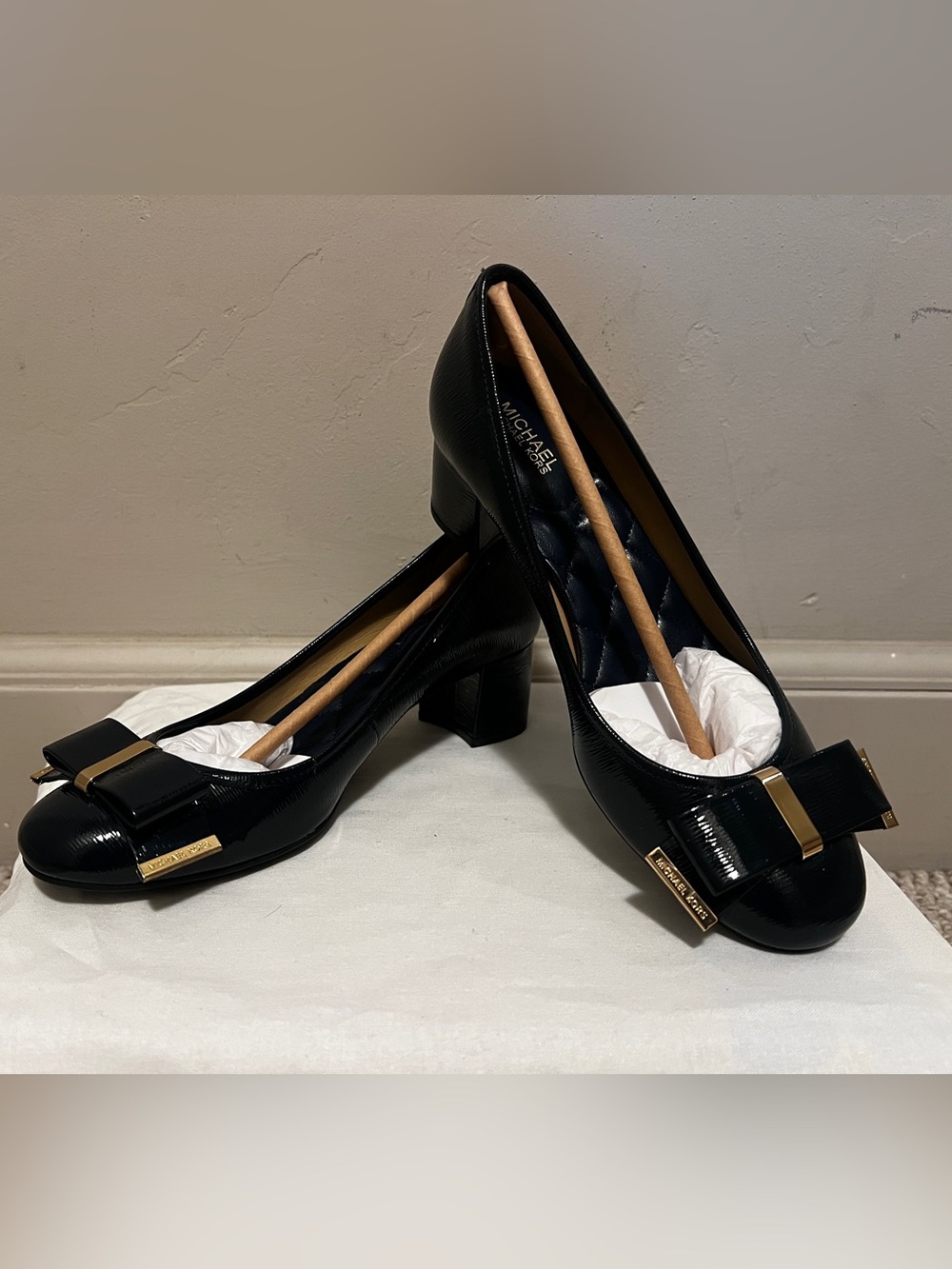 Like New | Michael Kors Black Patent Leather Bow Block Heel Pumps | size 6.5